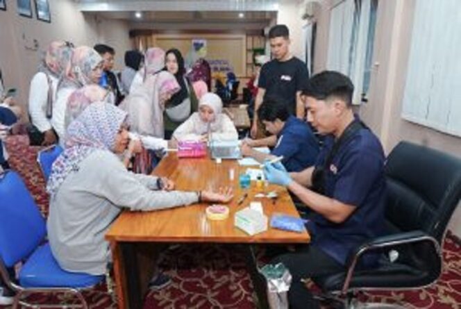 
					Petugas kesehatan melakukan pemeriksaan kesehatan gratis kepada peserta pada kegiatan yang digelar Dharma Wanita Persatuan (DWP) Sulteng dalam rangka memperingati Hari Bakti PU ke-80 dan HUT DWP ke-26, Selasa (02/12/25). FOTO: istimewa