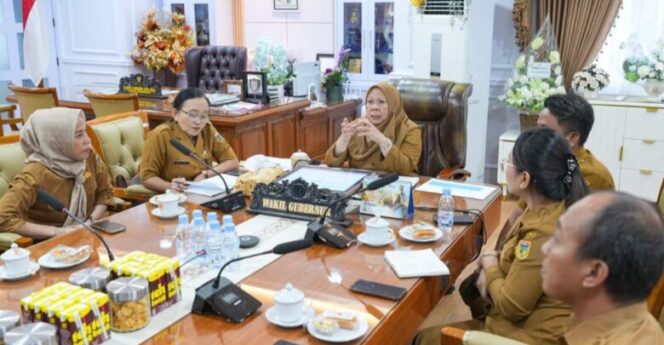 
					Wakil Gubernur Sulawesi Tengah, dr. Reny A. Lamadjido, memimpin rapat koordinasi bersama jajaran Dinas Kesehatan Provinsi Sulteng di ruang kerjanya. FOTO: istimewa