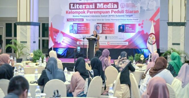 
					Wakil Gubernur Sulawesi Tengah, Reny A. Lamadjido, memberikan sambutan pada kegiatan Literasi Media Kelompok Perempuan Peduli Siaran yang digelar KPID Sulteng di Hotel Grand The Sya, Palu, Selasa (02/12/25). FOTO: istimewa