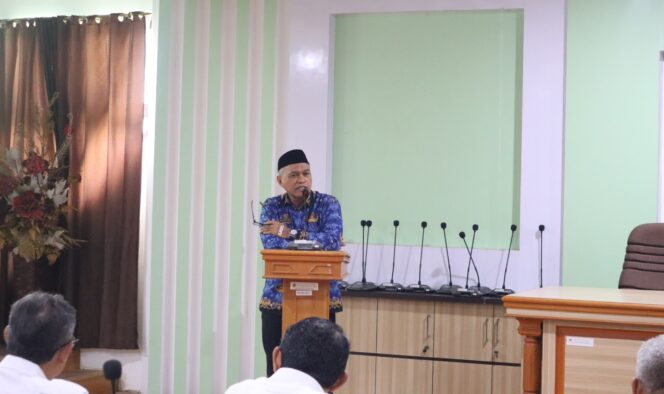 
					Kepala Dinas Kehutanan Provinsi Sulawesi Tengah, Muhammad Neng, menyampaikan arahan saat Rapat Evaluasi Kegiatan Pendampingan Perhutanan Sosial Provinsi Sulawesi Tengah di Aula Kantor Dinas Kehutanan Sulteng, Palu, Jumat (19/12/25). FOTO: istimewa