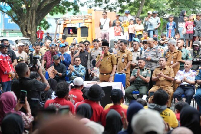 
					Gubernur Sulawesi Tengah Anwar Hafid menyampaikan arahan dan komitmen pemerintah di hadapan ratusan buruh pelabuhan, pedagang, dan warga Pelabuhan Pantoloan dalam dialog terbuka terkait isu pemindahan aktivitas pelabuhan, disaksikan unsur Forkopimda Sulteng, Selasa (23/12/25). FOTO: istimewa