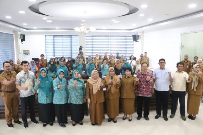
					Wakil Gubernur Sulawesi Tengah, dr. Reny A. Lamadjido, bersama jajaran Dinas P2KB, narasumber, serta peserta Rapat Evaluasi Tim Pencegahan dan Percepatan Penurunan Stunting (TP3S) Provinsi Sulawesi Tengah Tahun 2025, berfoto bersama usai kegiatan yang digelar di Aula Kantor Dinas P2KB Provinsi Sulawesi Tengah, Selasa (16/12/25). FOTO: istimewa