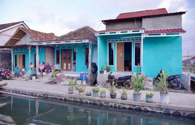
					Warga Karangsari duduk dan beraktivitas di depan rumah-rumah mereka yang telah diperbaiki melalui Program Konsolidasi Tanah Kementerian ATR/BPN. FOTO: istimewa