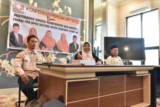 
					Ketua Fraksi PKS DPRD Sulawesi Tengah, Wiwik Jumatul Rofiah (tengah) menyampaikan keterangan kepada awak media saat konferensi pers akhir tahun yang dirangkaikan dengan penyerahan donasi hasil pemotongan gaji anggota Fraksi PKS untuk korban bencana di Sumatera, di Palu. FOTO: netiz.id (akib)