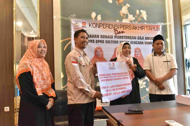 
					Penyerahan simbolis donasi hasil pemotongan gaji Anggota Fraksi PKS DPRD Provinsi Sulawesi Tengah untuk membantu korban bencana di Sumatera Barat, Sumatera Utara, dan Aceh, dalam konferensi pers akhir tahun di Palu, Senin (08/12/25). FOTO: netiz.id (akib)