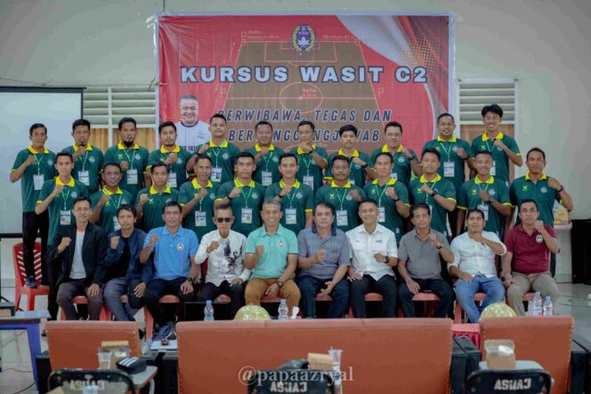 
					Peserta Kursus Wasit Lisensi C2 PSSI Sulawesi Tengah bersama jajaran Asprov PSSI Sulteng dan instruktur berpose bersama usai pembukaan kegiatan di Asrama Haji Transit Palu, Selasa (09/12/25). FOTO: netiz.id (akib)