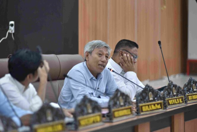 
					Anggota DPRD Kota Palu, Muslimun (tengah), menyampaikan pandangan dalam Rapat Dengar Pendapat (RDP) terkait polemik tambang galian C di Kelurahan Buluri dan Watusampu, Kecamatan Ulujadi, di ruang rapat DPRD Kota Palu, Selasa (23/12/25). FOTO: netiz.id (akib)