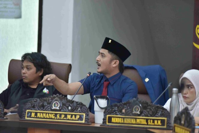 
					Ketua Fraksi PDI Perjuangan DPRD Kota Palu , Haikal, menyampaikan pandangan tegas saat Rapat Dengar Pendapat (RDP) DPRD Kota Palu terkait polemik aktivitas tambang galian C. FOTO: netiz.id (akib).