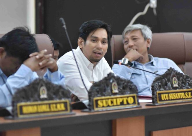 
					Anggota DPRD Kota Palu dari Fraksi Gerindra, Sultan Amin Badawi (tengah). FOTO: netiz.id (akib) 