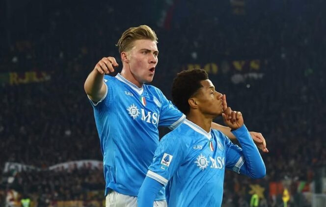 
					Dua pemain Napoli merayakan gol ke gawang AS Roma, dengan salah satu pemain melakukan selebrasi “diam” untuk membungkam publik Stadio Olimpico. FOTO: (IG) rasmus.hoejlund