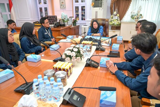 
					Wakil Gubernur Sulawesi Tengah, dr. Reny A. Lamadjido, saat menerima audiensi Tim Ekspedisi Patriot Kementerian Transmigrasi di ruang kerjanya, Senin (01/12/25). FOTO: istimewa