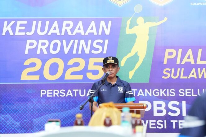 
					Gubernur Sulawesi Tengah Dr. H. Anwar Hafid memberikan sambutan pada pembukaan Kejurprov Bulutangkis Sulteng 2025 yang digelar di GOR Siranindi Palu, Senin (01/12/25). FOTO: istimewa