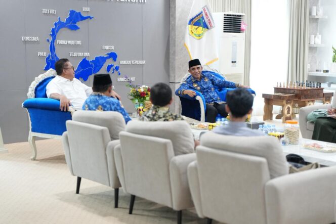 
					Gubernur Sulawesi Tengah, Dr. H. Anwar Hafid, menerima kunjungan Dirjen Lahan dan Irigasi Pertanian Kementerian Pertanian, Dr. Ir. Hermanto, M.P., untuk membahas peluang pembukaan lahan baru dan penguatan ketahanan pangan Sulteng, Senin (01/12/25). FOTO: istimewa