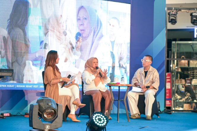 
					Wakil Gubernur Sulawesi Tengah, dr. Reny A. Lamadjido, menjadi narasumber dalam Talk Show Berani Sehat Fest bertema “Brave Up Your Life,” membahas program Berani Sehat dan pola hidup sehat bersama dua dokter muda di Palu Grand Mall, Senin (01/12/25). FOTO: istimewa