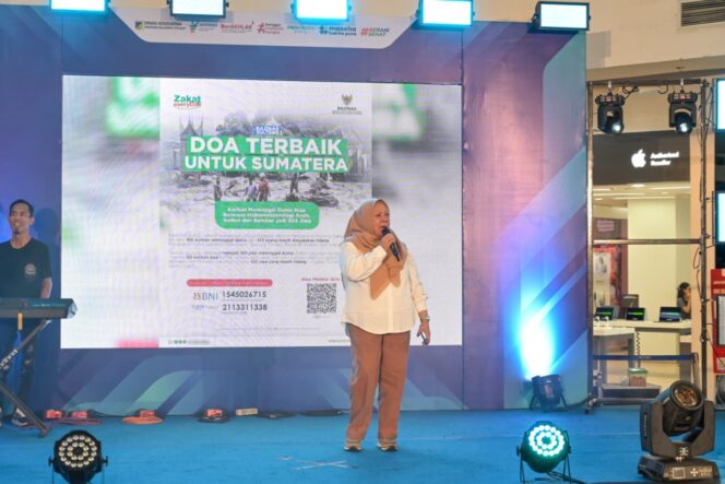 
					Wakil Gubernur Sulawesi Tengah, dr. Reny A. Lamadjido, membawakan lagu “Hilang” dalam rangkaian Berani Sehat Fest sebagai bentuk dukungan dan penggalangan dana untuk korban bencana di Sumatra, di Palu Grand Mall, Senin (01/12/25). FOTO: istimewa