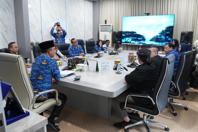 
					Gubernur Sulteng, Dr. H. Anwar Hafid, mendengarkan pemaparan panitia terkait hasil sayembara logo, maskot, dan jingle Fornas 2027 dalam rapat resmi di Ruang Kerja Gubernur. FOTO: istimewa