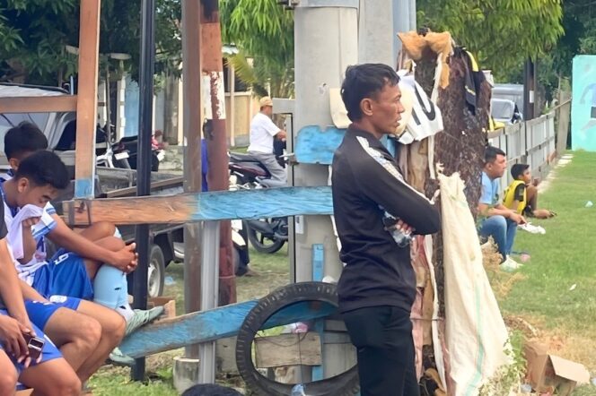 
					Pelatih AKL 88 FC, Hidayat Udin, memantau jalannya pertandingan dari pinggir lapangan saat timnya menghadapi Lambara FC pada laga Liga 4 Piala Wali Kota Palu 2025. FOTO: istimewa
