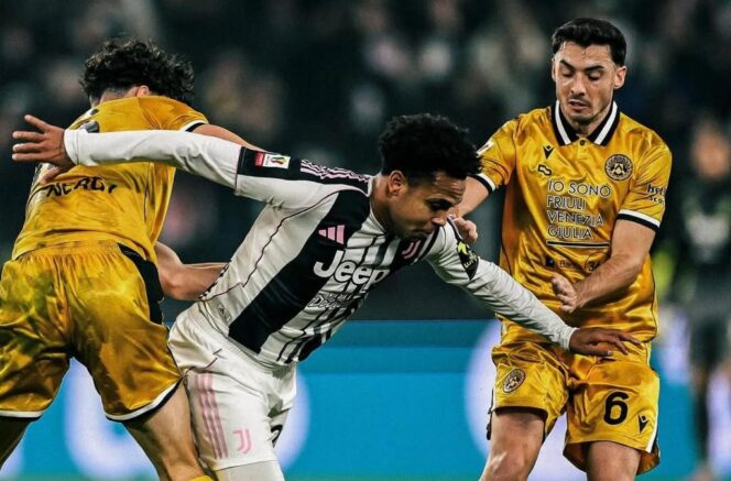 
					Gelandang Juventus berusaha melewati kawalan ketat dua pemain Udinese dalam pertandingan babak 16 besar Coppa Italia di Stadion Allianz, Rabu (03/12/25) dini hari WIB. FOTO: (IG) juventus