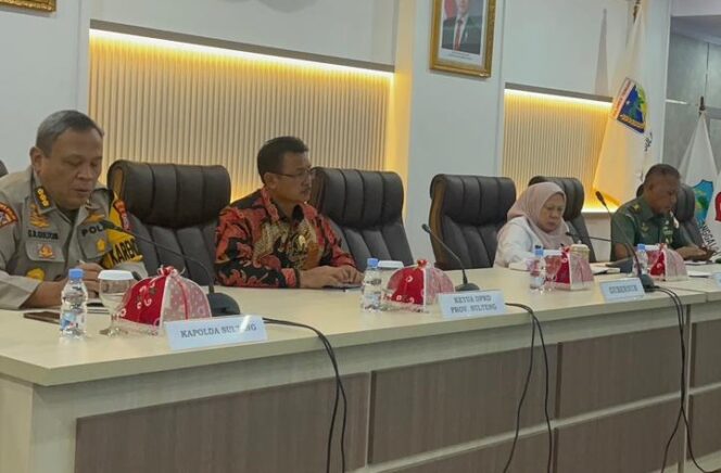 
					Anggota DPRD Sulawesi Tengah Dr. I Nyoman Slamet (tengah) bersama Wakil Gubernur Sulteng dr. Reny A. Lamadjido dan unsur Forkopimda mengikuti Rapat Koordinasi kesiapsiagaan bencana jelang Natal dan Tahun Baru di Ruang Polibu Kantor Gubernur Sulteng, Rabu (03/12/25). FOTO: istimewa