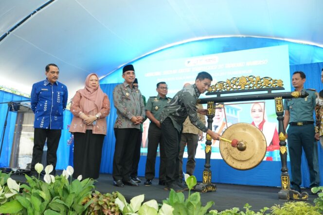 
					Wakil Menteri Dalam Negeri RI, Akhmad Wiyagus, memukul gong sebagai tanda dimulainya Launching Sekolah Rakyat Terintegrasi 20 Tadulako Nambaso, disaksikan Gubernur Sulteng, Wakil Gubernur Sulteng, dan jajaran Forkopimda. FOTO: istimewa