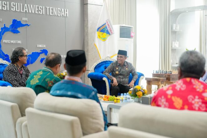 
					Gubernur Sulawesi Tengah, Dr. H. Anwar Hafid, M.Si., menerima audiensi perwakilan Direktorat Pamong Budaya di Ruang Kerja Gubernur, Kamis (04/12/25). FOTO: istimewa