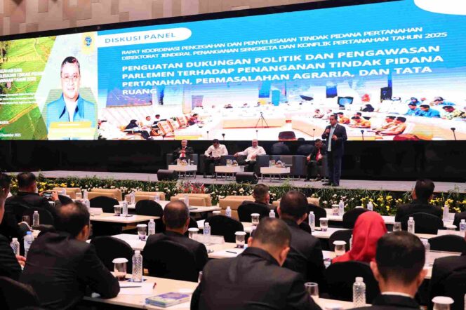 
					Wakil Ketua Komisi II DPR RI, Dede Yusuf Macan Effendi, menyampaikan paparan pada Diskusi Panel Rapat Koordinasi Pencegahan dan Penyelesaian Tindak Pidana Pertanahan Tahun 2025 yang digelar Kementerian ATR/BPN di Jakarta. FOTO: istimewa