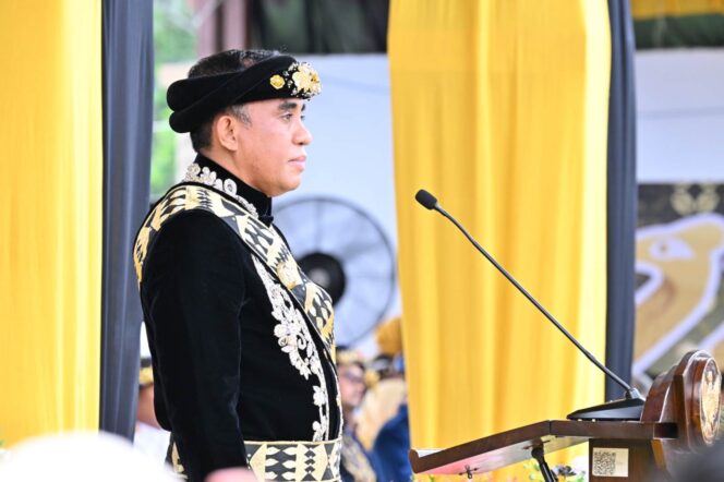 
					Gubernur Sulawesi Tengah Dr. H. Anwar Hafid, M.Si, saat menyampaikan amanat pada upacara peringatan HUT ke-26 Kabupaten Morowali. FOTO: istimewa