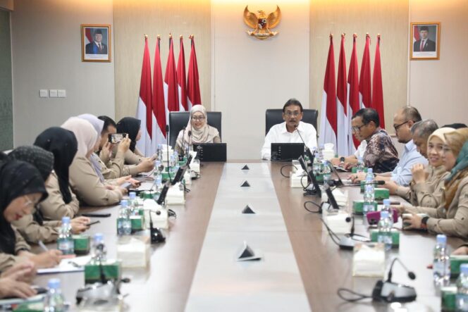 
					Jajaran Kementerian ATR/BPN menerima kunjungan Pengarah Tanah dan Galian Negeri Perak, Malaysia, dalam pertemuan resmi di Kantor Kementerian ATR/BPN, Jakarta, Kamis (04/12/25). FOTO: istimewa