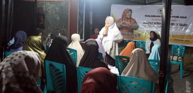 
					Ketua Fraksi PKS DPRD Sulawesi Tengah, Hj. Wiwik Jumatul Rofi’ah, S.Ag., M.H., memberikan edukasi tentang digital parenting kepada warga Kelurahan Palupi saat kegiatan Kunjungan Daerah Pemilihan (Kundapil), Jumat (05/12/25). FOTO: istimewa