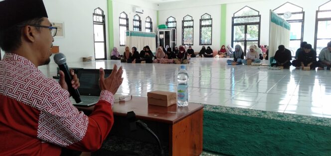 
					Ketua DPW PKS Sulawesi Tengah, Muhammad Wahyuddin, S.ST., saat menyampaikan materi tentang hubungan demokrasi dan Islam pada pengajian rutin LP2AIK bekerja sama dengan FISIP Unismuh Palu, Sabtu (06/12/25). FOTO: istimewa