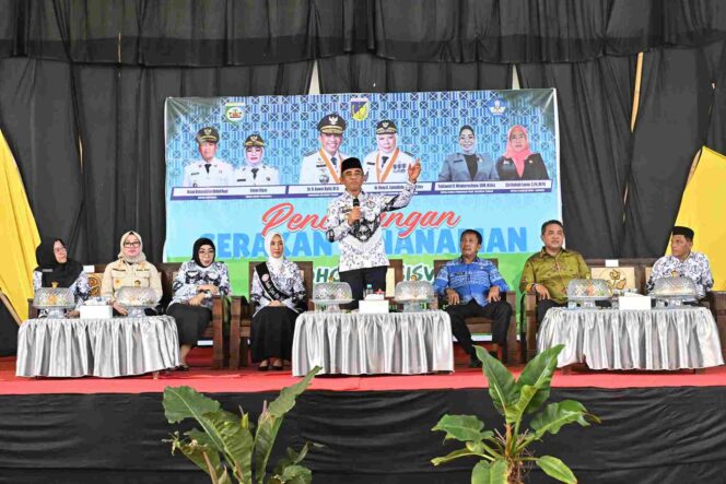 
					Gubernur Sulawesi Tengah saat menyampaikan sambutan pada pencanangan Gerakan Tanam (Gertam) Cabai di SMAN 1 Bungku, Kabupaten Morowali, Jumat (06/12/25). FOTO: istimewa