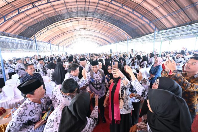 
					Ribuan guru dari seluruh kabupaten/kota di Sulawesi Tengah memadati Anjungan Pantai Matano, Morowali, saat peringatan HUT ke-80 PGRI dan Hari Guru Nasional 2025, Sabtu (06/12/25). FOTO: istimewa