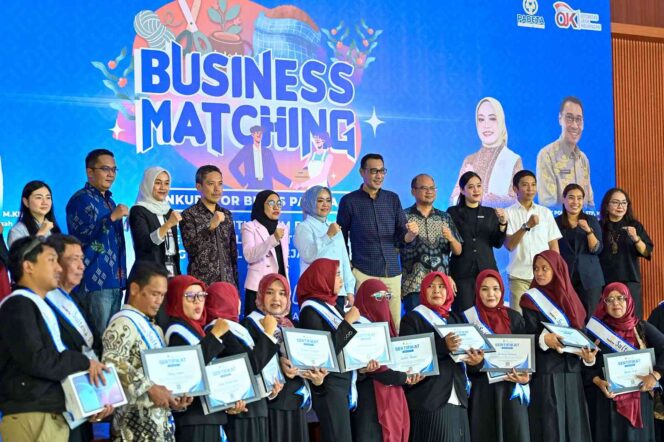
					Para peserta UMKM penerima sertifikat pendampingan foto bersama jajaran pejabat dan mitra kerja usai pembukaan kegiatan Business Matching Inkubator Bisnis Pabeta di Tanaris Coffee, Sabtu (06/12/25). FOTO: istimewa