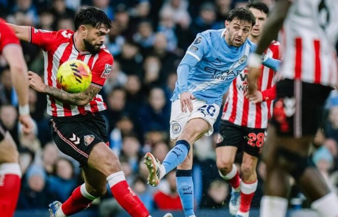 
					Pemain Manchester City melepaskan tembakan ke arah gawang saat mendapat tekanan ketat dari pemain Sunderland dalam laga lanjutan pekan ke-15 Premier League di Stadion Etihad, Sabtu (06/12/25). FOTO: (IG) Mancity