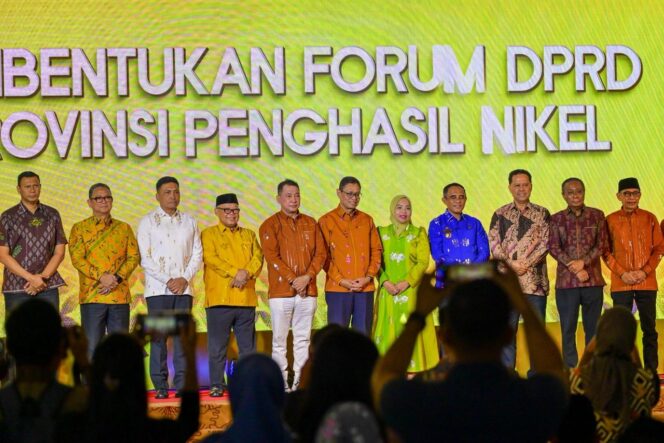 
					Sejumlah pimpinan DPRD dan kepala daerah dari provinsi penghasil nikel berfoto bersama usai deklarasi pembentukan Forum DPRD Penghasil Nikel Indonesia (FD-PNI) di Palu, Minggu (07/12/25). FOTO: istimewa