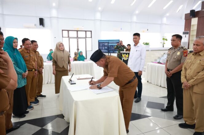 
					Wakil Bupati Donggala menandatangani Berita Acara Kesepakatan 31 Indikator Konvergensi Stunting Tahun 2025 dalam Rapat Evaluasi Pencegahan dan Percepatan Stunting serta Perencanaan Konvergensi Tahun 2026 di Aula Kasiromu, Kantor Bupati Donggala, Senin (08/12/25). FOTO: istimewa