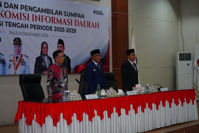 
					Gubernur Sulawesi Tengah, Anwar Hafid (tengah), memimpin pelantikan dan pengambilan sumpah lima anggota Komisi Informasi Provinsi Sulawesi Tengah masa jabatan 2025–2029 di Gedung Pogombo, Kantor Gubernur Sulteng, Palu, Senin (08/12/25). FOTO: Ramadhan.