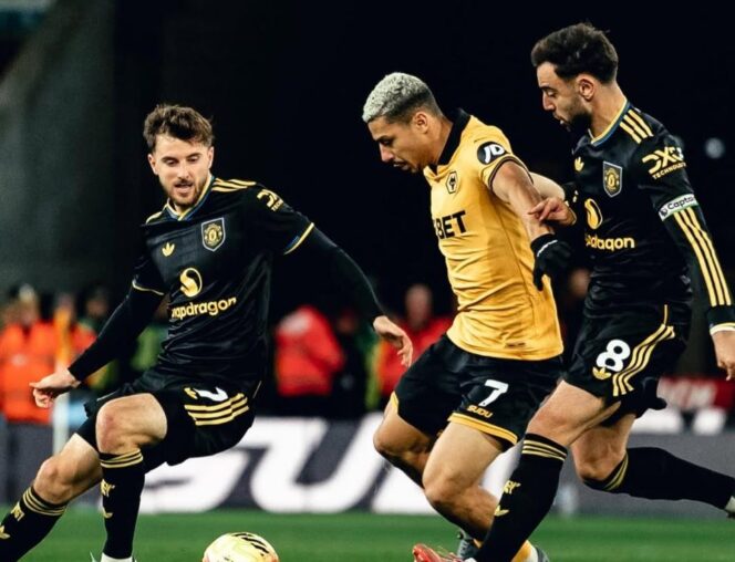 
					Pemain Wolverhampton Wanderers berusaha melewati kawalan dua pemain Manchester United dalam lanjutan Liga Premier Inggris pekan ke-15 di Molineux Stadium, Selasa (09/12/25). FOTO: (IG) manutd