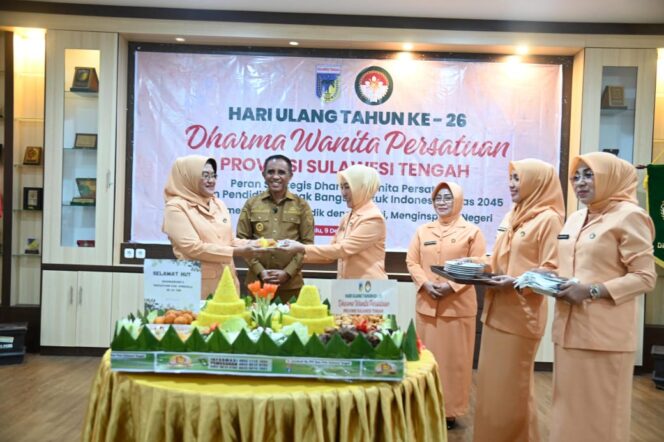 
					Gubernur Sulawesi Tengah, Dr. H. Anwar Hafid, bersama jajaran pengurus Dharma Wanita Persatuan Provinsi Sulawesi Tengah saat prosesi pemotongan tumpeng pada puncak peringatan HUT ke-26 DWP Sulteng di Aula Sinergitas BPSDM, Senin (09/12/25). FOTO: istimewa