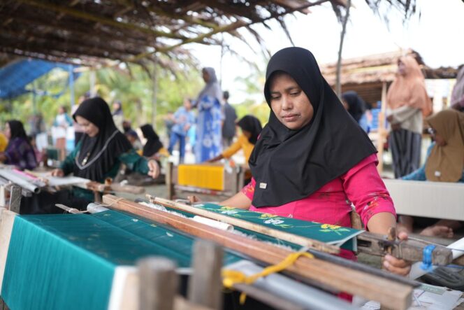 
					Seorang perajin menenun kain khas Donggala menggunakan alat tenun tradisional saat kegiatan Networking of Tenun Central Sulawesi di Desa Wisata Towale, Kecamatan Banawa Tengah, Kabupaten Donggala, Selasa (09/12/25). FOTO: istimewa