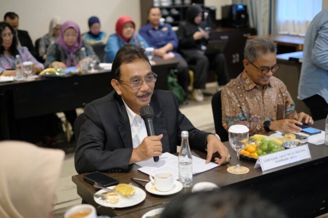 
					Sekretaris Jenderal Kementerian ATR/BPN, Dalu Agung Darmawan, menyampaikan paparan dalam kegiatan Evaluasi Implementasi Sistem Akuntabilitas Kinerja Instansi Pemerintah (SAKIP) Kementerian ATR/BPN Tahun 2025 bersama Kementerian PANRB di Jakarta, Kamis (11/12/25). FOTO: istimewa