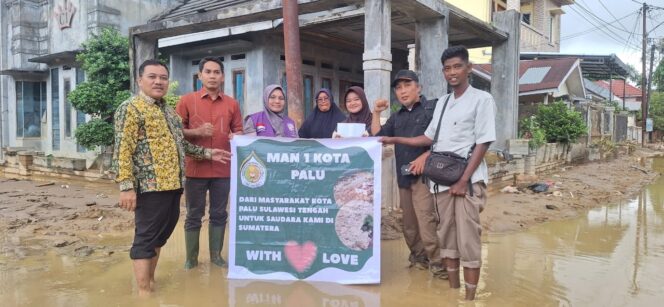 
					Relawan asal Palu bersama perwakilan MAN 2 Kota Padang menyerahkan bantuan donasi dari MAN 1 Kota Palu kepada siswa terdampak banjir lumpur di Kelurahan Tabiang Banda Gadang, Sumatera Barat, Jumat (12/12/25). FOTO: istimewa