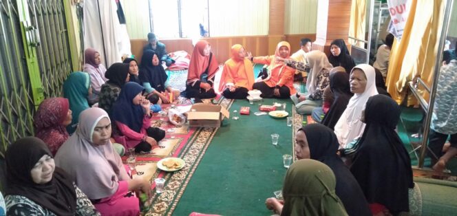 
					Puluhan ibu-ibu penyintas banjir mengikuti kegiatan penguatan ruhiyah yang dipandu Anggota Fraksi PKS DPRD Sulawesi Tengah, Hj. Fatimah Amin Lasawedi, di mushala yang difungsikan sebagai Posko Utama PKS di Desa Toboh, Nagari Malalak, Kecamatan Malalak Timur, Kabupaten Agam, Sumatera Barat, Sabtu (13/12/25). FOTO: HNF
