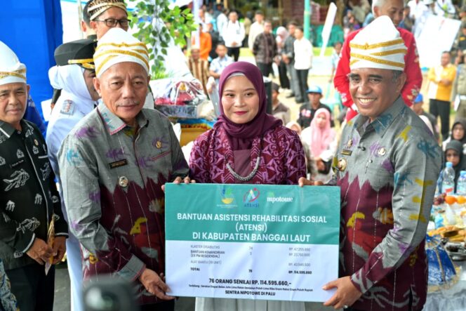 
					Gubernur Sulawesi Tengah Dr. H. Anwar Hafid (kanan) didampingi Bupati Banggai Laut Sofyan Kaepa (kiri) menyerahkan secara simbolis Bantuan Asistensi Rehabilitasi Sosial (ATENSI) kepada penerima manfaat pada peringatan HUT ke-13 Kabupaten Banggai Laut di Alun-Alun Taman Kota Banggai, Minggu (14/12/25). FOTO: istimewa