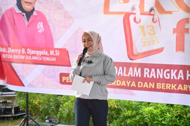 
					Ketua BKOW Sulawesi Tengah, Dra. Derry B. Djanggola, M.Si, menyampaikan sambutan pada pembukaan BKOW Fair bertema “Perempuan Berdaya dan Berkarya Menuju Indonesia Emas 2045” di Halaman Kantor DPRD Provinsi Sulawesi Tengah. FOTO: istimewa