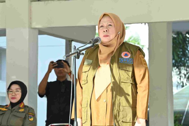 
					Wakil Gubernur Sulawesi Tengah, dr. Reny A. Lamadjido, menyampaikan amanat saat memimpin Apel Kesiapsiagaan Bencana Hidrometeorologi serta Pengamanan Natal 2025 dan Tahun Baru 2026 di Lapangan Pogombo, Palu, Senin (15/12/25). FOTO: istimewa