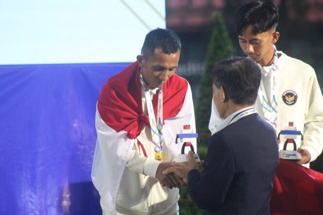 
					Atlet petanque Sulawesi Tengah, Pratu Heriyanto (kiri), menerima medali perunggu nomor tim trio campuran 1W2M pada ajang SEA Games 2025 di Thailand. FOTO: istimewa