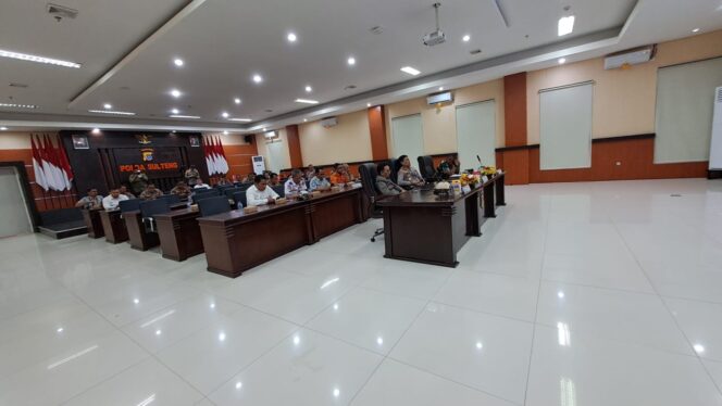 
					Suasana Rapat Koordinasi Lintas Sektoral Bidang Operasional (Opsnal) Tingkat Menteri yang digelar Mabes Polri secara daring, diikuti dari Mapolda Sulawesi Tengah, Senin (15/12/25). FOTO: istimewa