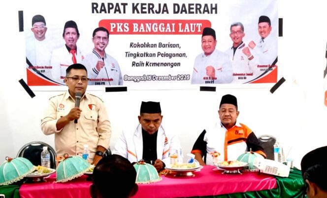 
					Ketua Bidang Kepanduan dan Bela Negara (BKBN) DPW PKS Sulawesi Tengah, Iwan Rifai (kiri), menyampaikan arahan dan penguatan peran kader saat Rapat Kerja Daerah (Rakerda) DPD PKS Kabupaten Banggai Laut, Senin (15/12/25). FOTO: istimewa
