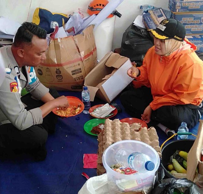 
					Camat Malalak, Ulya Satar, S.STP., M.Si., bersama suaminya, Bripka Putera, menyantap makan siang sederhana di Posko Dapur Umum Malalak, Kabupaten Agam. FOTO: istimewa